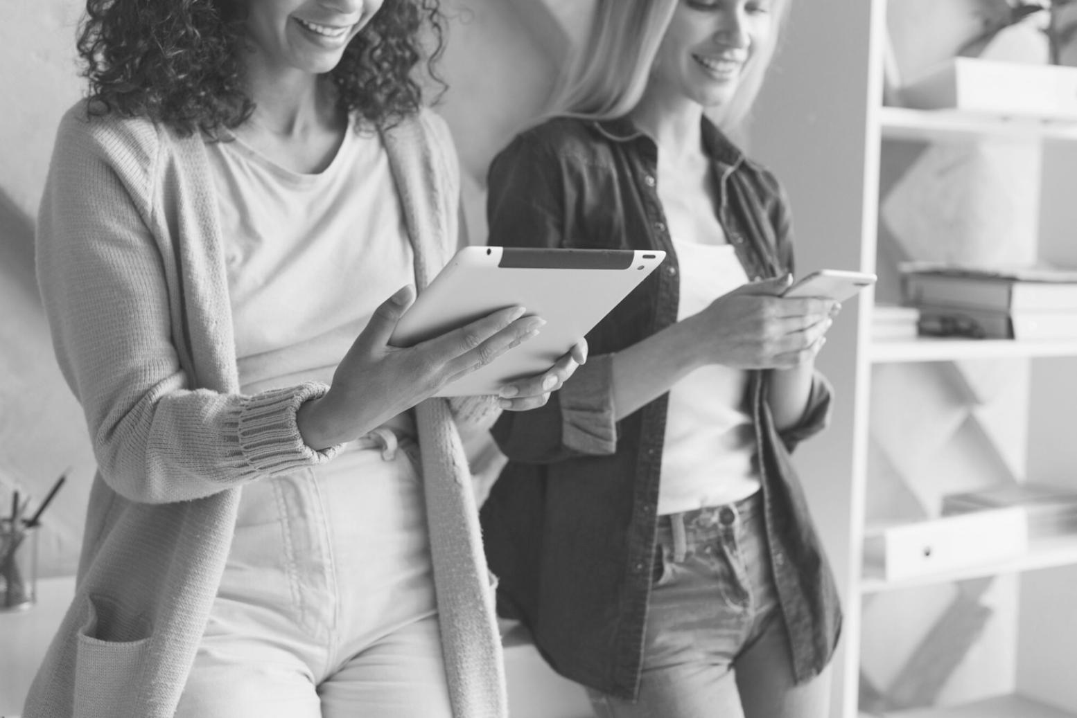 Estudiantes analizando estados financieros en pantalla