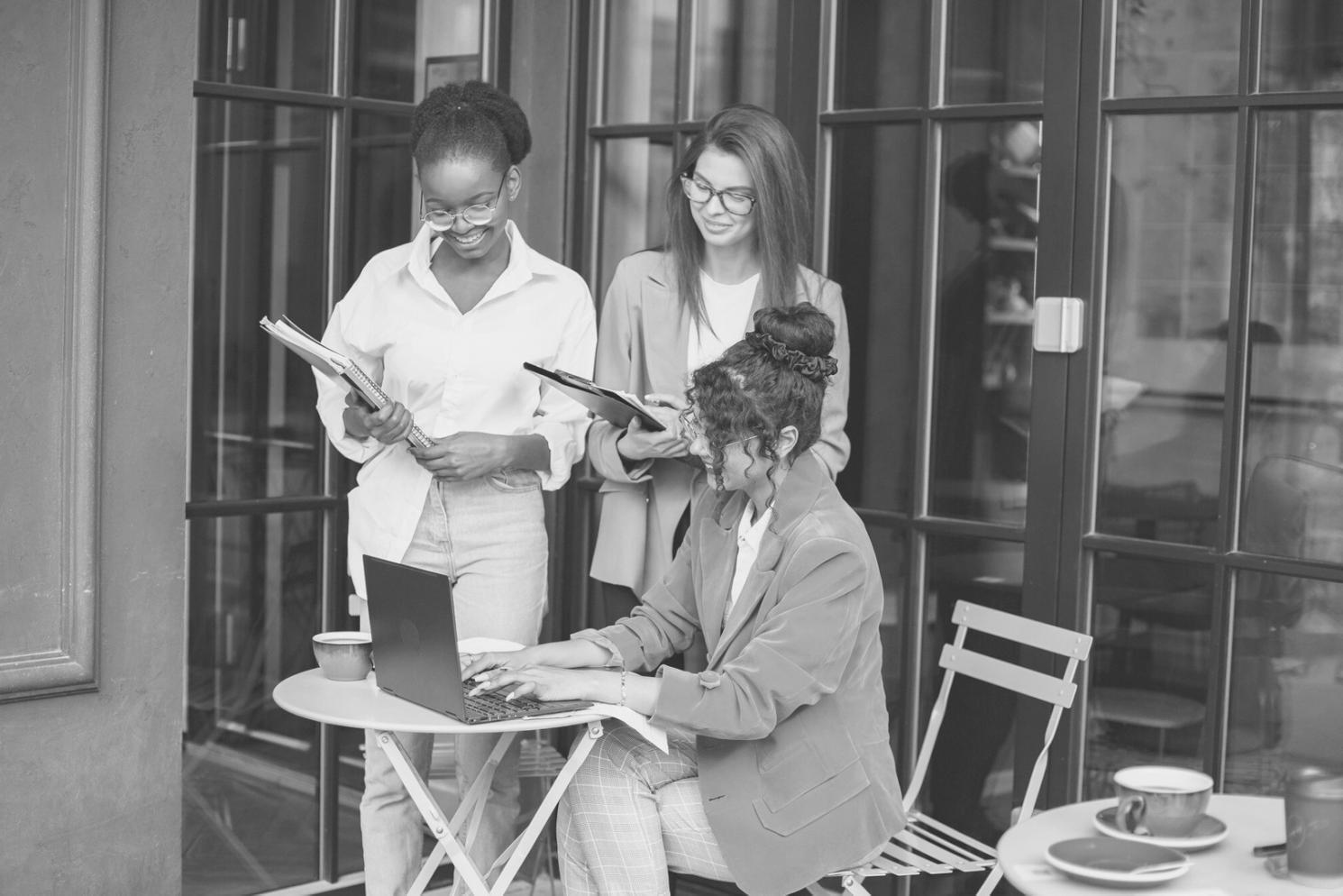 Sesión de análisis financiero con datos comparativos